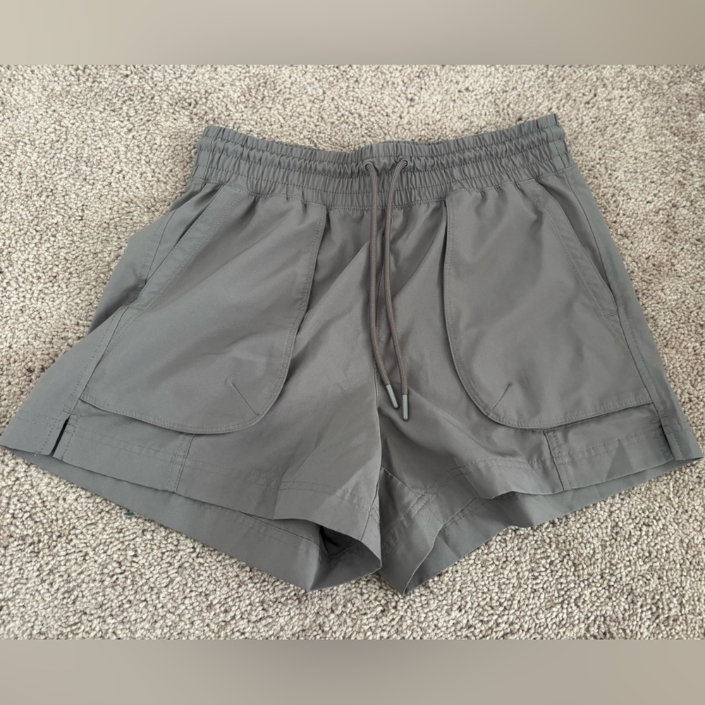Gray Athletic Shorts with Elastic Waistband and Lightweight Fabric